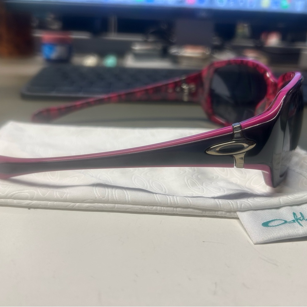 OAKLEY Script Sunglasses – Style 05963 – Women’s GUC - Picture 4 of 13